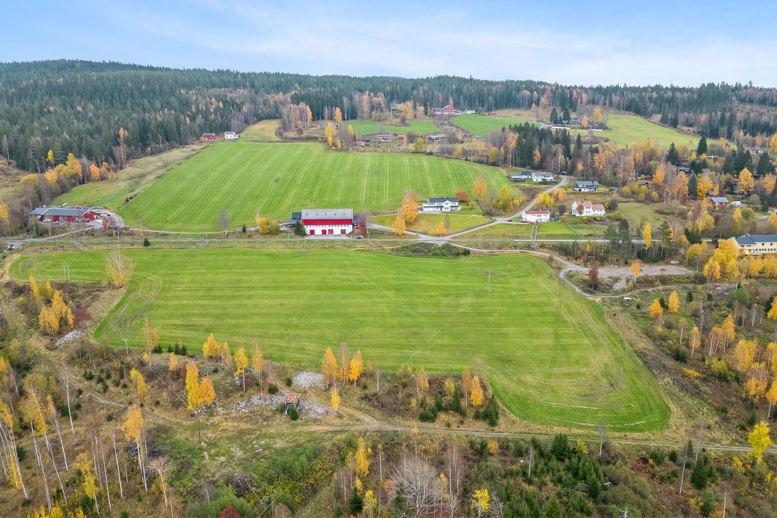 Eiendommen ligger høyt i terrenget med vakker utsikt mot Randsfjorden. Galleribilde
