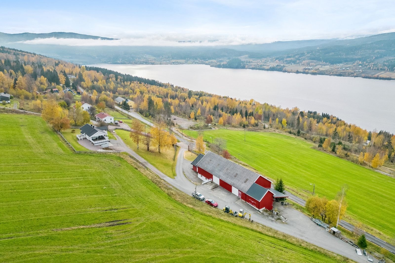 En nydelig småbrukseiendom med nyere bolighus m/ hybel, låve med lagringsmuligheter og innredet kontor samt 28 dekar dyrka mark og 10 regulerte hyttetomter. Galleribilde