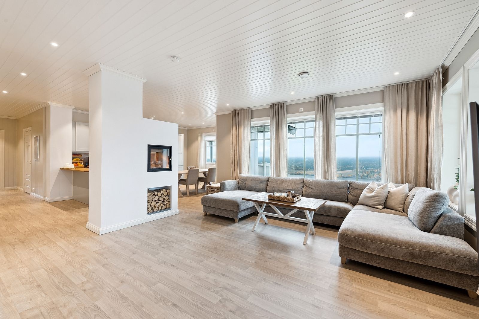 Tosidet innsats mot både stue og kjøkken gjør at peiskosen kan nytes fra flere hold. Galleribilde