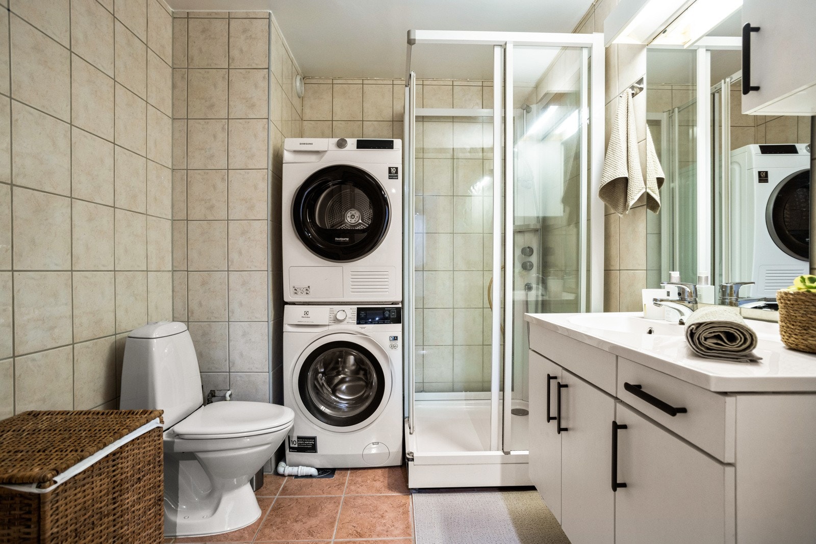 Badet har opplegg for vaskemaskin, gulvmontert toalett, varmekabler og dusjkabinett Galleribilde
