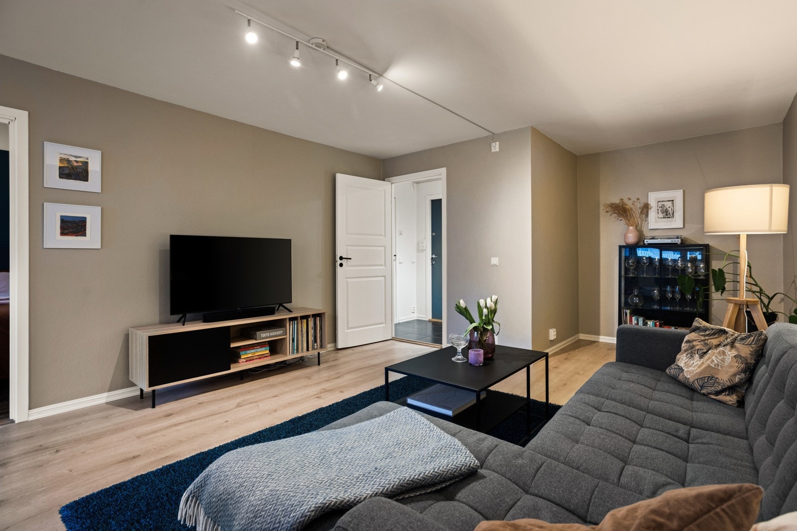 Stuen innredes enkelt med en stor sofagruppe Galleribilde