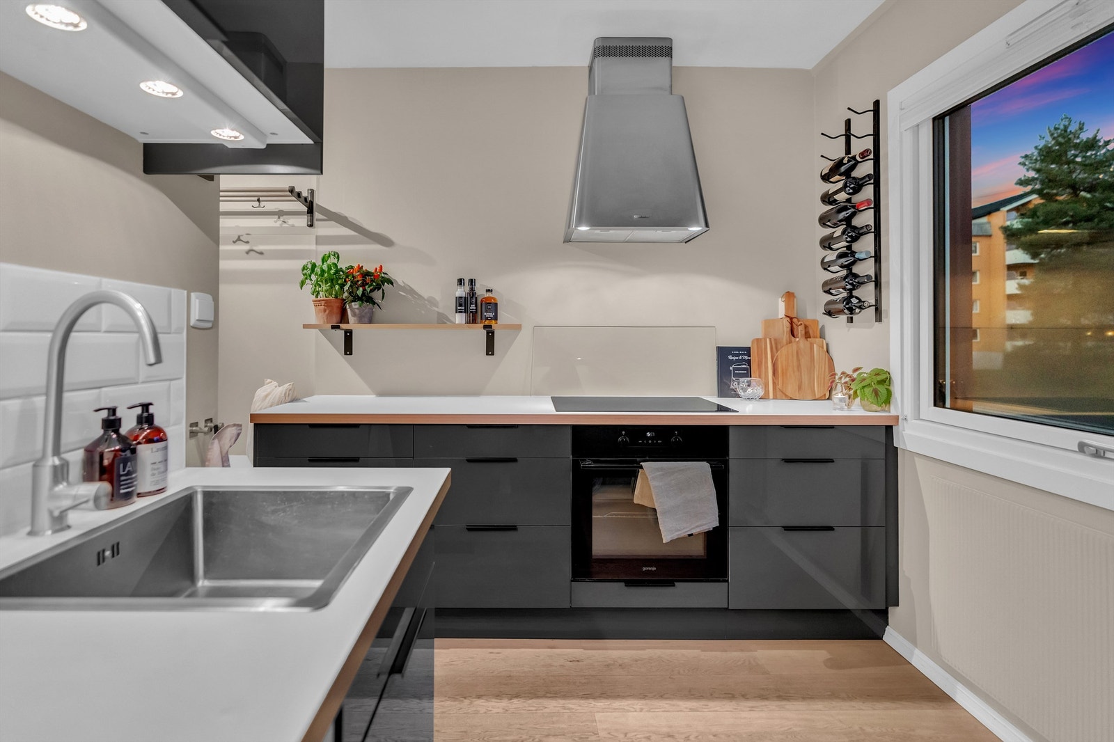 Moderne kjøkkeninnredning fra 2011 m/ medfølgende hvitevarer. Galleribilde