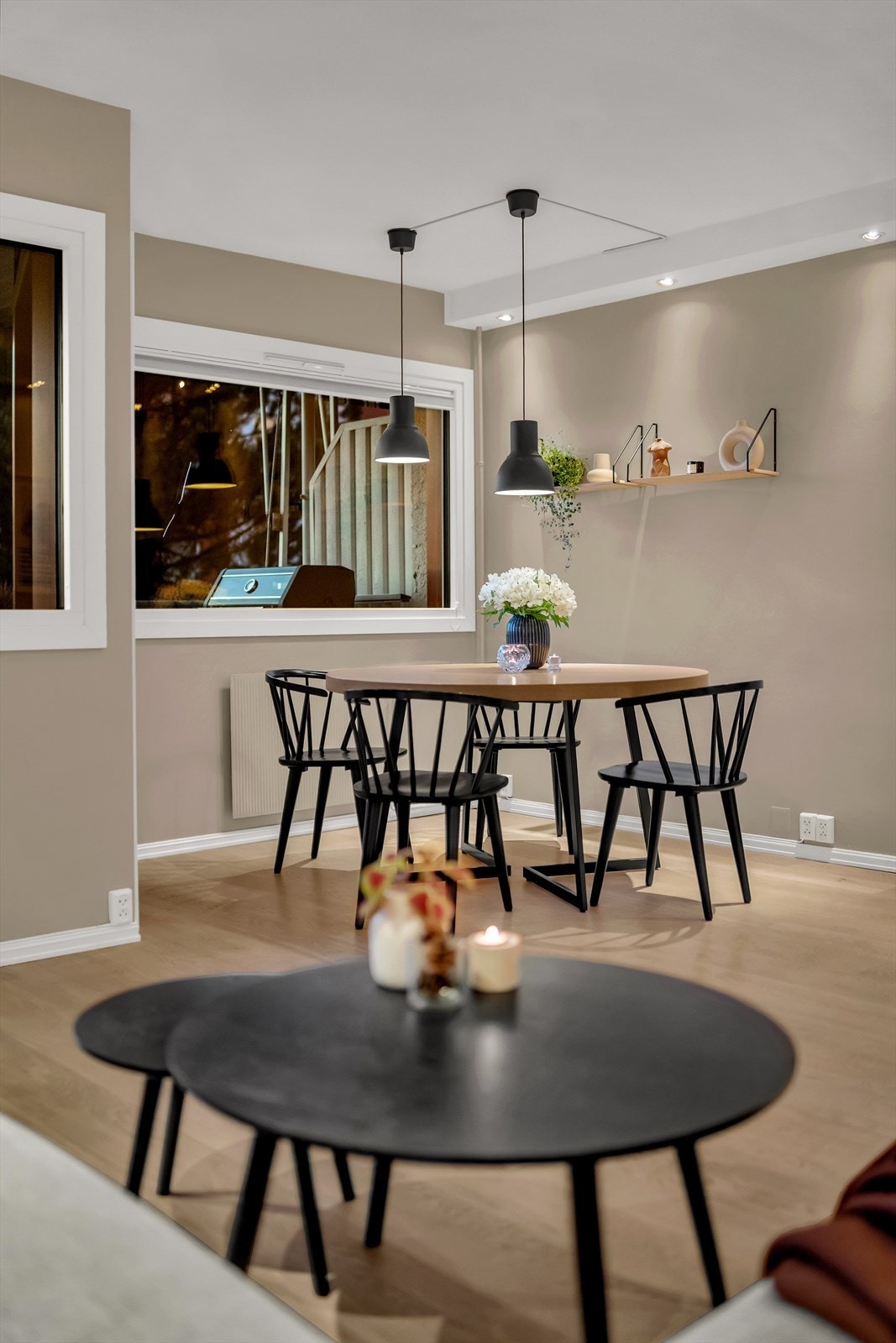 Spisestue i karnappet. Galleribilde