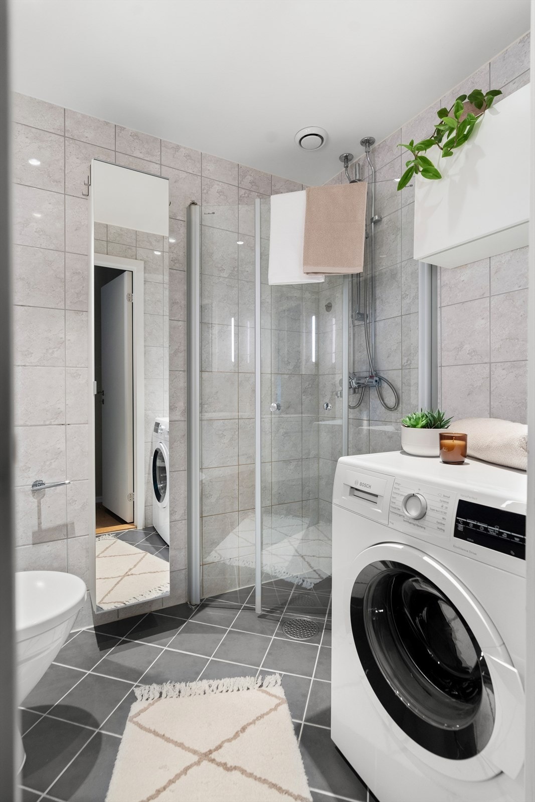 Det er opplegg for vaskemaskin på eget bad.
Vaskemaskin medfølger ikke. Galleribilde