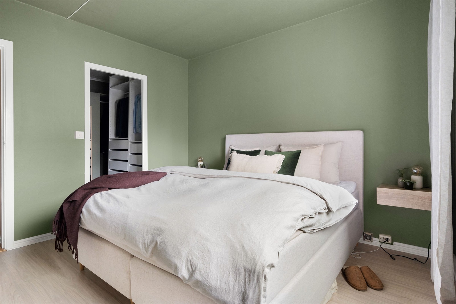 Fra hovedsoverommet har du direkte adkomst til din egen?. Galleribilde