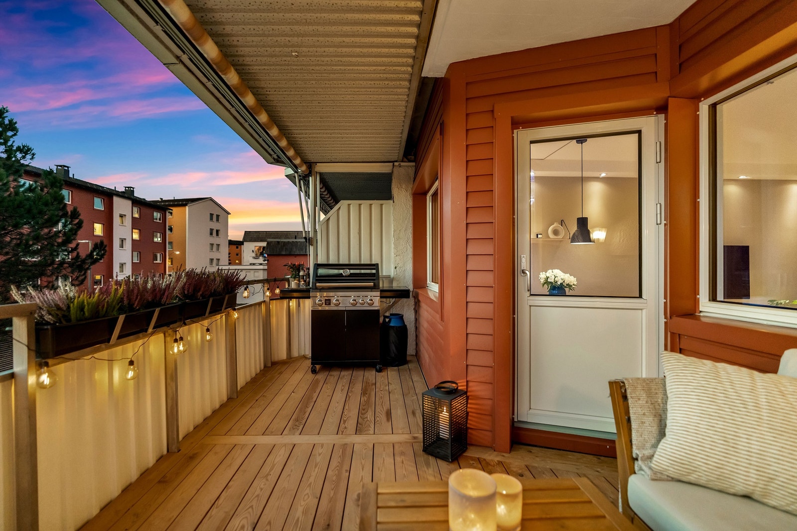 I henhold til borettslagets husordensregler så er det kun tillat med elektrisk- eller gassgrill på balkongene. Galleribilde