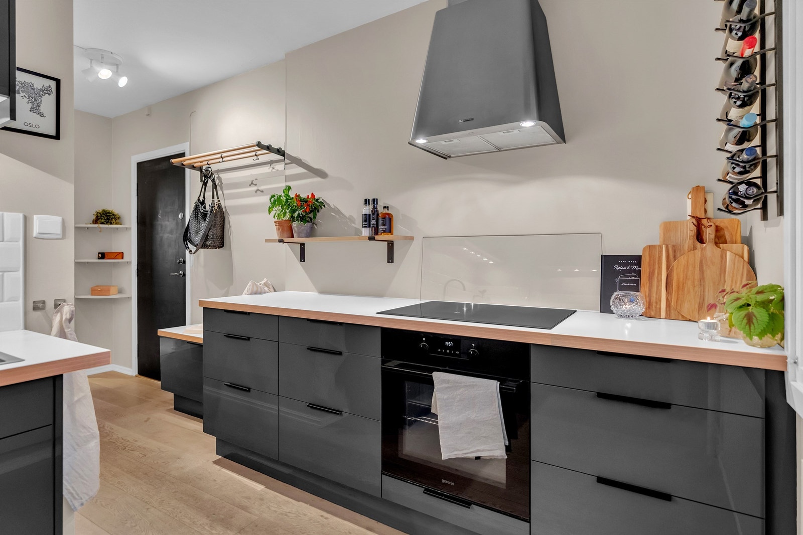 I gangen er plassen godt utnyttet med hjørnehyller, knagg for oppheng av yttertøy og smart løsning med sittebenk i tilliggende kjøkkeninnredning. Galleribilde