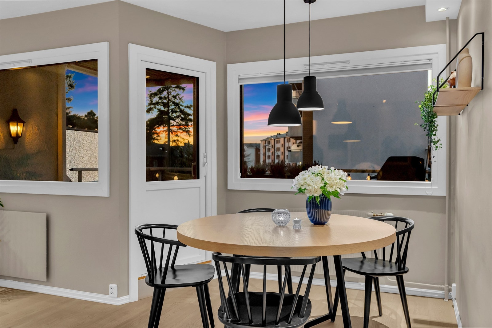 Legg merke til det sjarmerende karnappet i stuen! Passer ypperlig til å plassere spisestuen i denne koselige kroken. Galleribilde