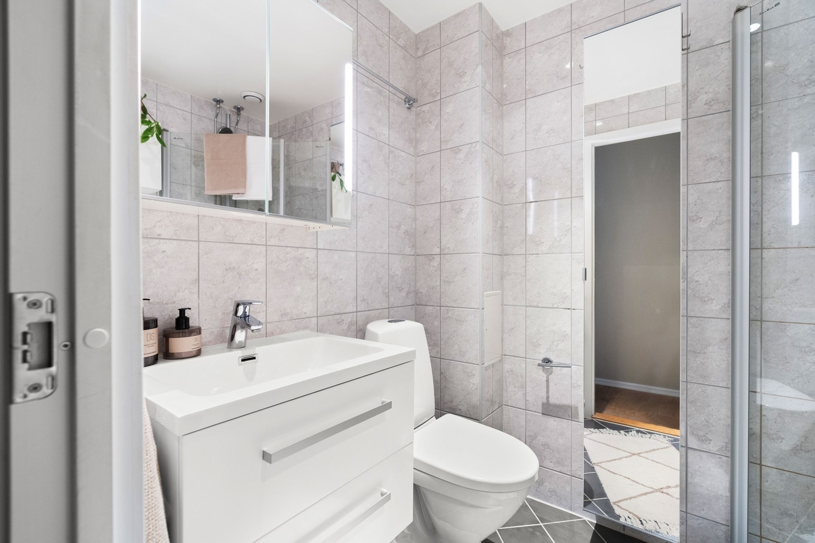 Flislagt bad totalrehabilitert i regi av brl. i 2008, m/ gulvvarme, downlights og dusjhjørne Galleribilde