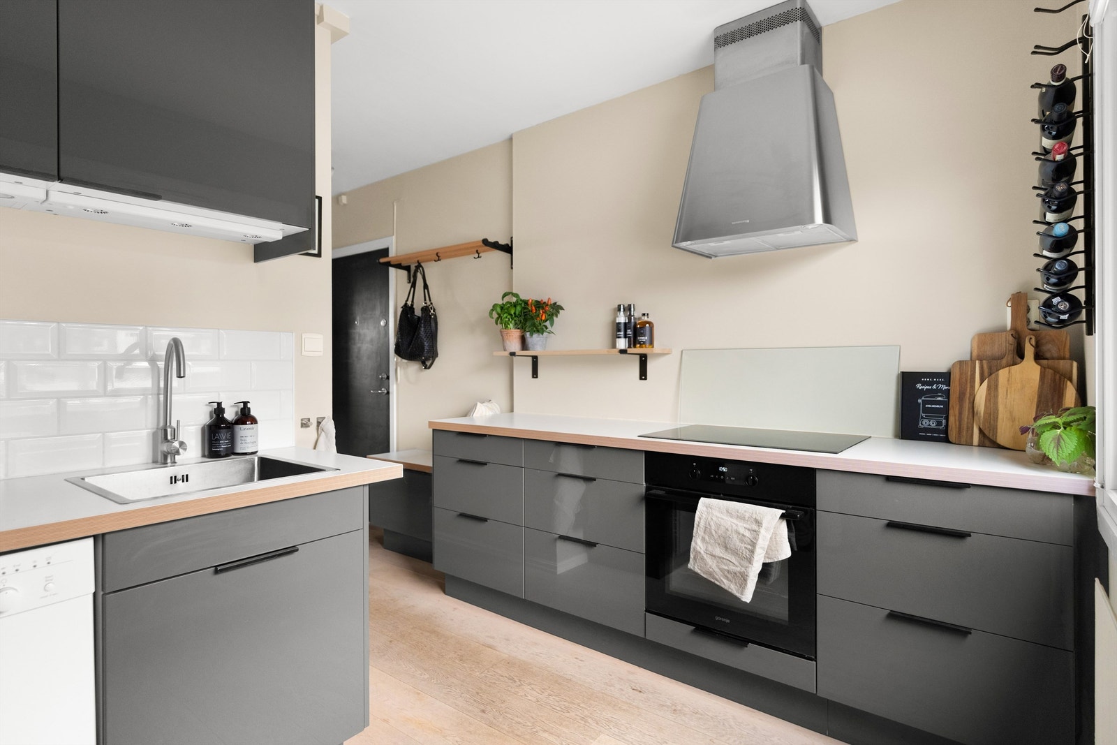 Stilig og funksjonelt kjøkken - supert at det ligger adskilt fra stuen. Galleribilde