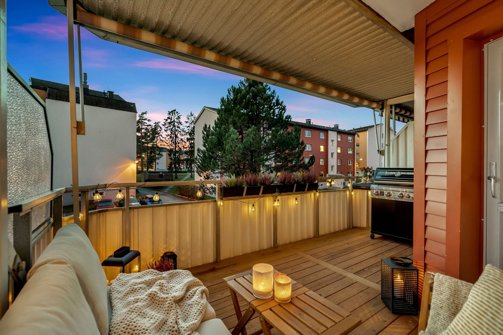 Balkong med kveldsstemning. Galleribilde