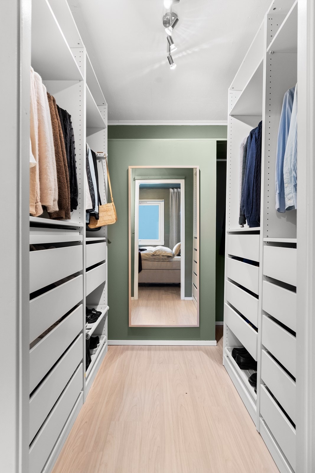 ?.herlige walk-in closet på 6 kvm.
Er ikke dette noe alle drømmer om? Galleribilde