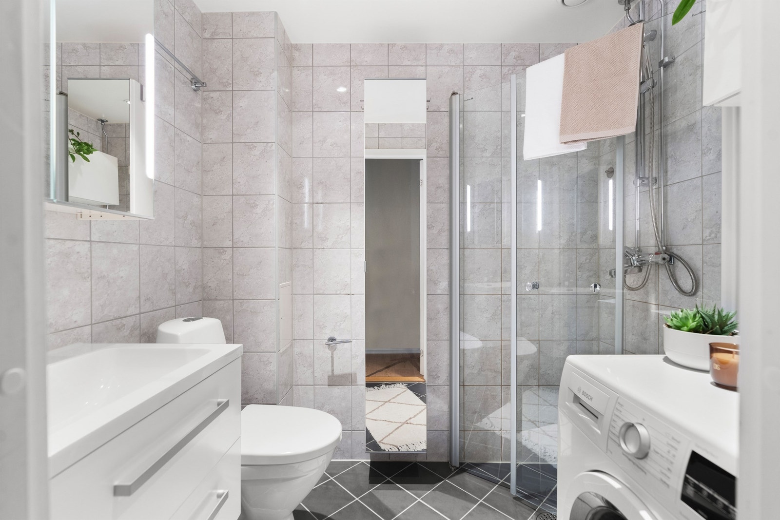 Badet har godt med skap og oppbevaring. Galleribilde