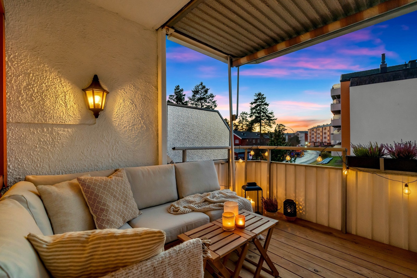 Her kan sommerhalvåret nytes på romslig og hyggelig balkong. Galleribilde