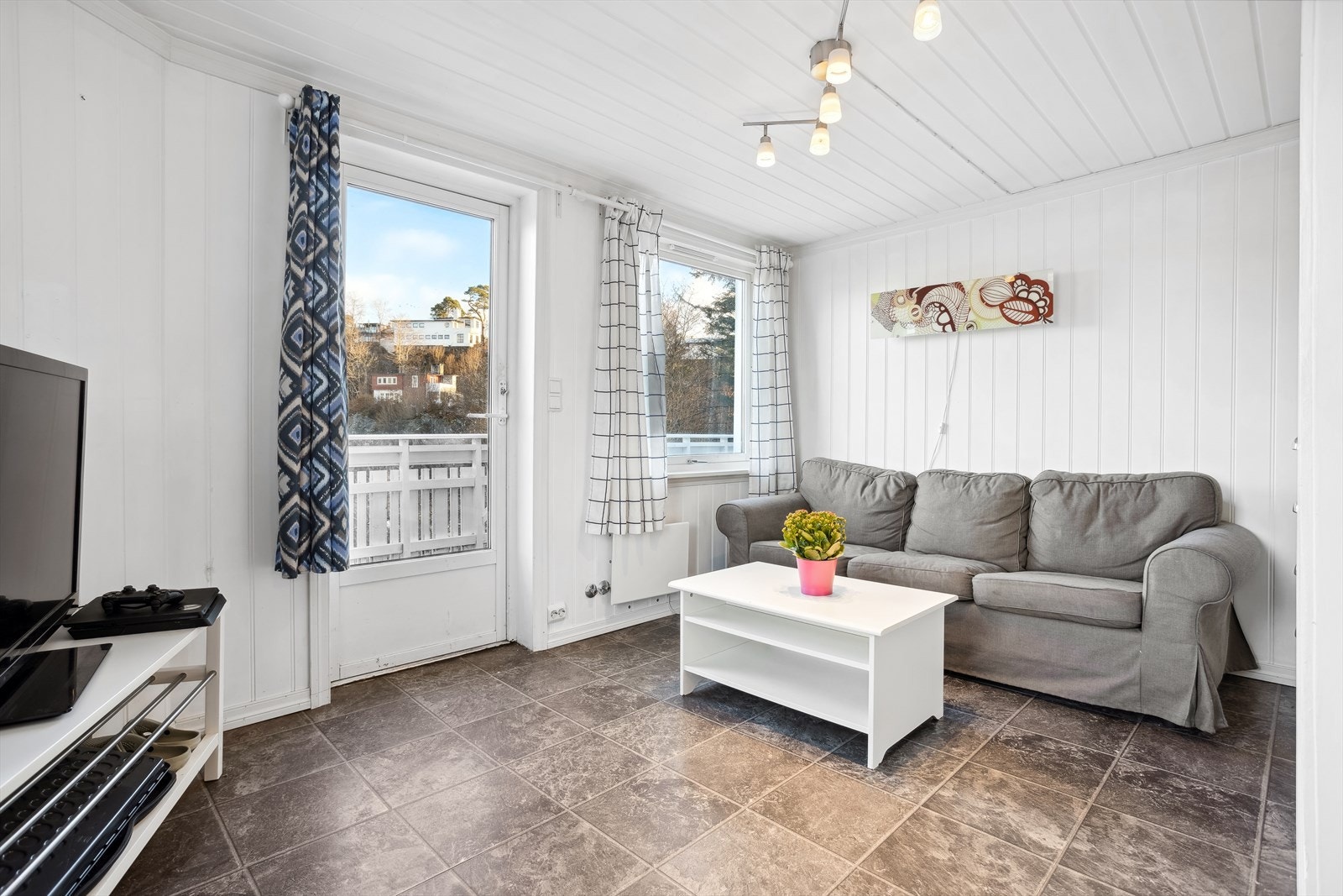 U-etasje, selvstendig boenhet mot vest (ikke godkjent som utleiedel): Denne delen av boligen er på ca. 32 m². Galleribilde