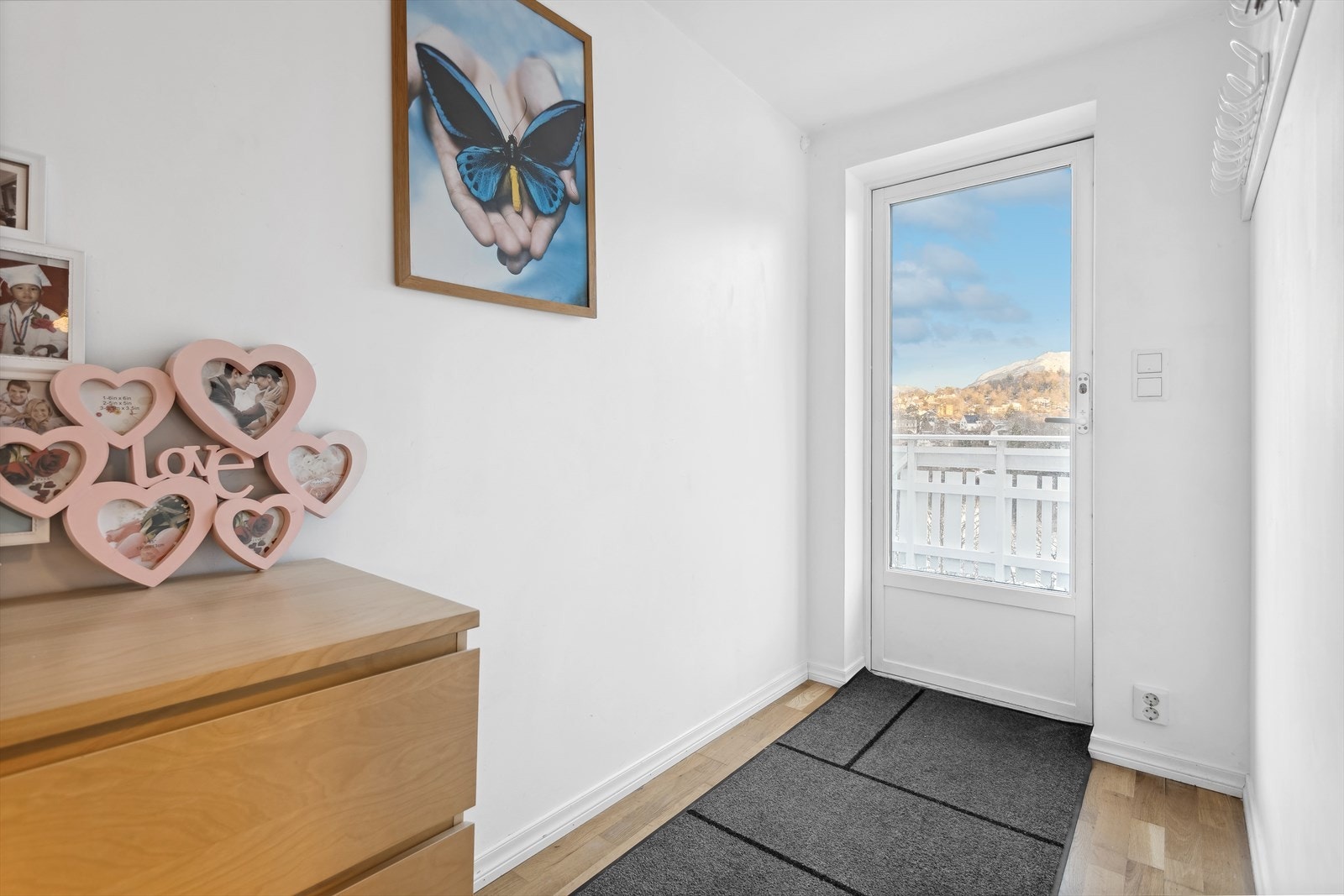 U-etasje, utleiedel (del av egen bolig): Denne delen av boligen er på ca. 40 m². Via inngangsdør fra terrasse kommer man inn i entré med plass for oppheng av ytterklær. Galleribilde
