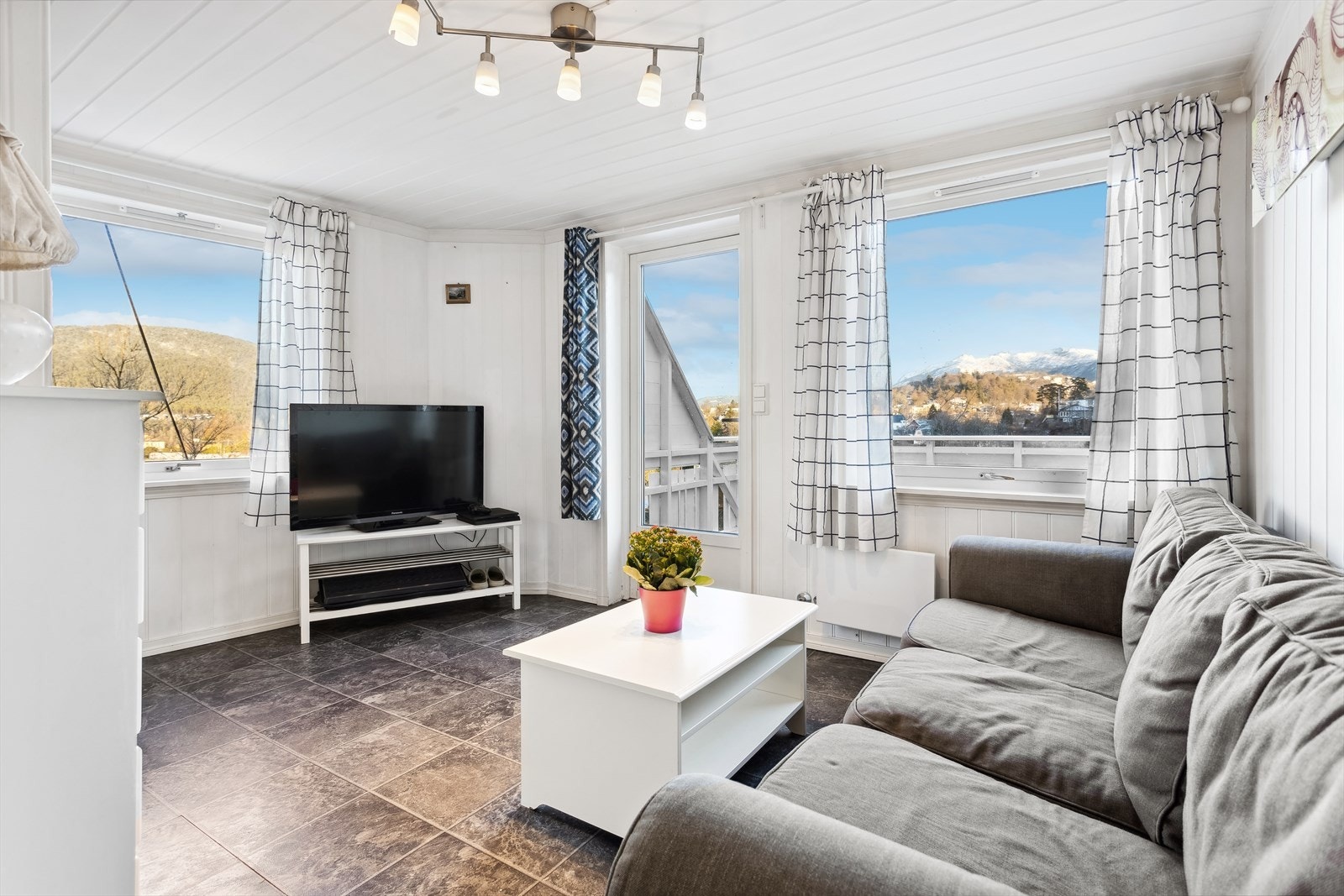 U-etasje, selvstendig boenhet mot vest (ikke godkjent som utleiedel): Via inngangsdør fra terrasse kommer man direkte inn i stuen som har plass til sittegruppe og ene delen av stuen er innredet med seng og garderobeskap. Galleribilde