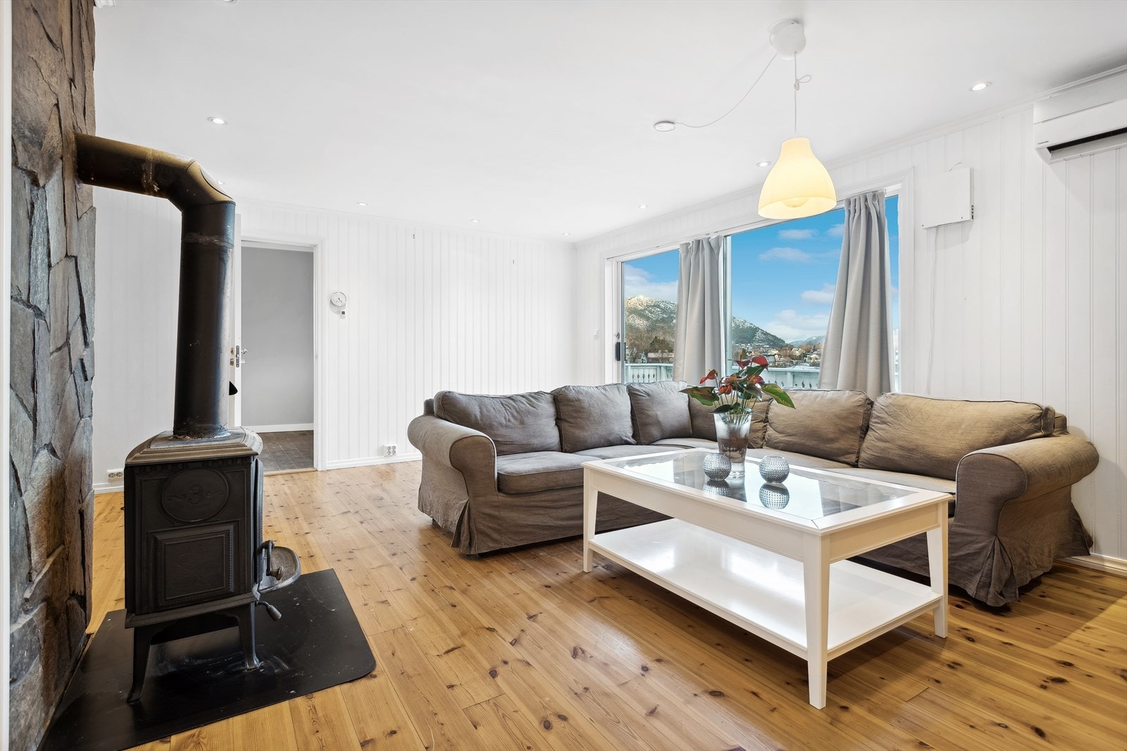 1.etasje: Stue med plass til sittegruppe og spisebord. Galleribilde