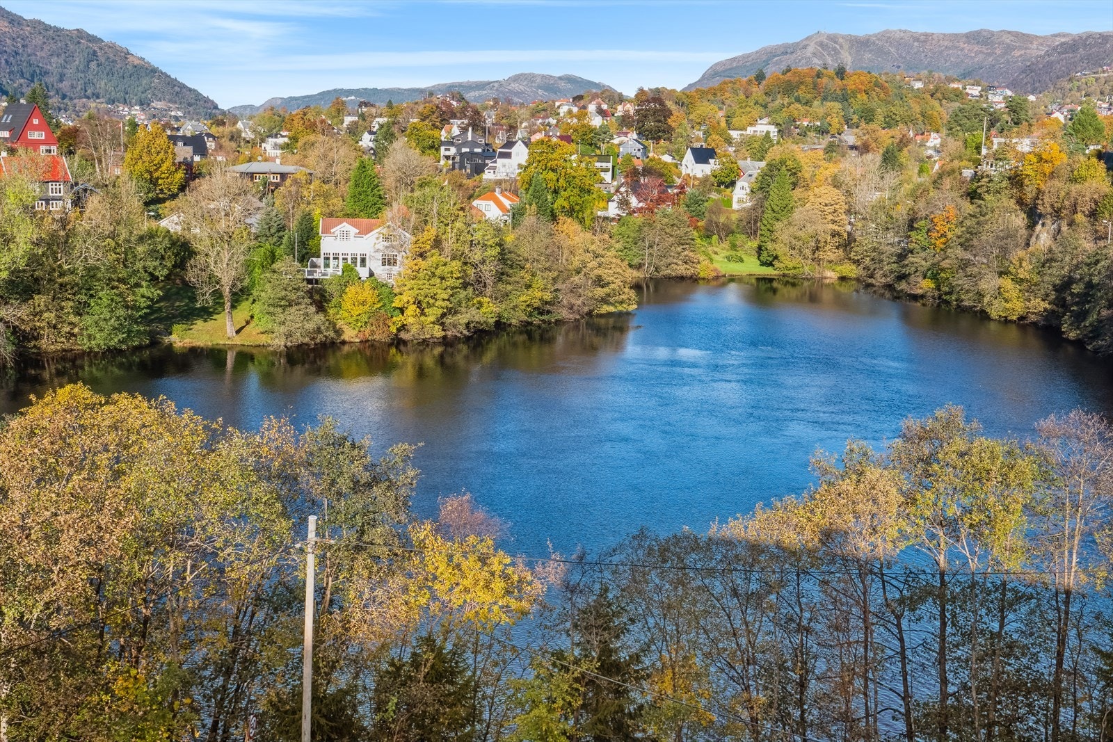 Fra både stue og tv-stue er det utgang til balkong/takterrasse. Galleribilde