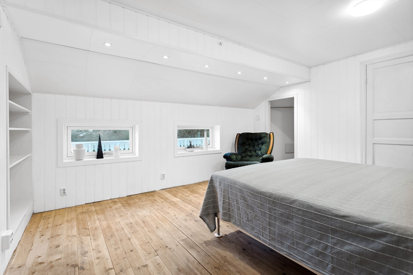 1.etasje, hoveddel: Soverom 1 på ca. 17 m² med god plass til dobbelt seng, plassbygde hyller og adkomst til egen garderobe. Galleribilde