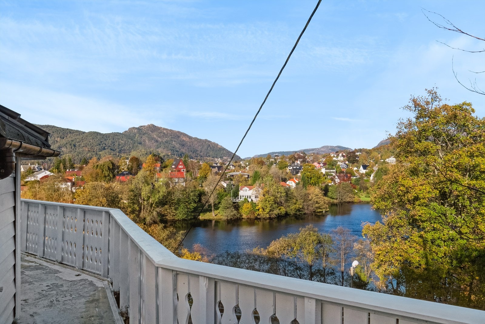 Balkong/takterrasse er på ca. 58 m² og har flott utsikt mot nærområdene. Galleribilde