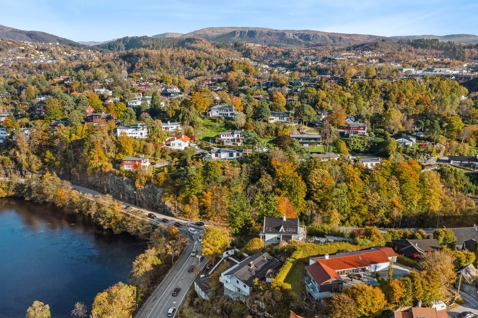 Store arbeidsplasser på Sandsli og Kokstad er kun en kort kjøretur unna. Få minutters kjøring til Lagunen med alle servicetilbud. Galleribilde