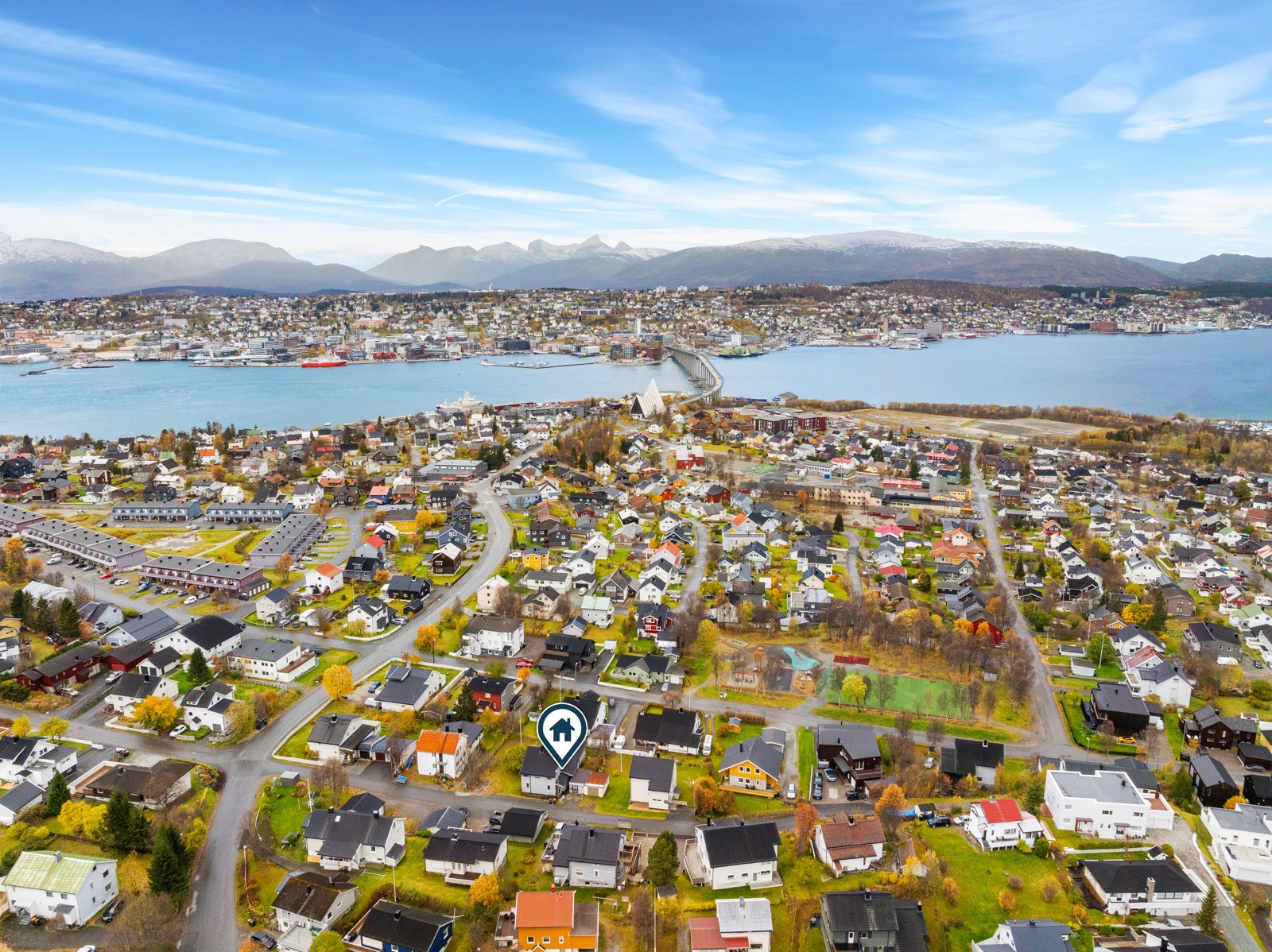 Boligen ligger i en blindvei med særdeles lite trafikk, området som helhet er svært rolig og barnevennlig. Fra boligen er det 5 minutter kjøring til Tromsøya.