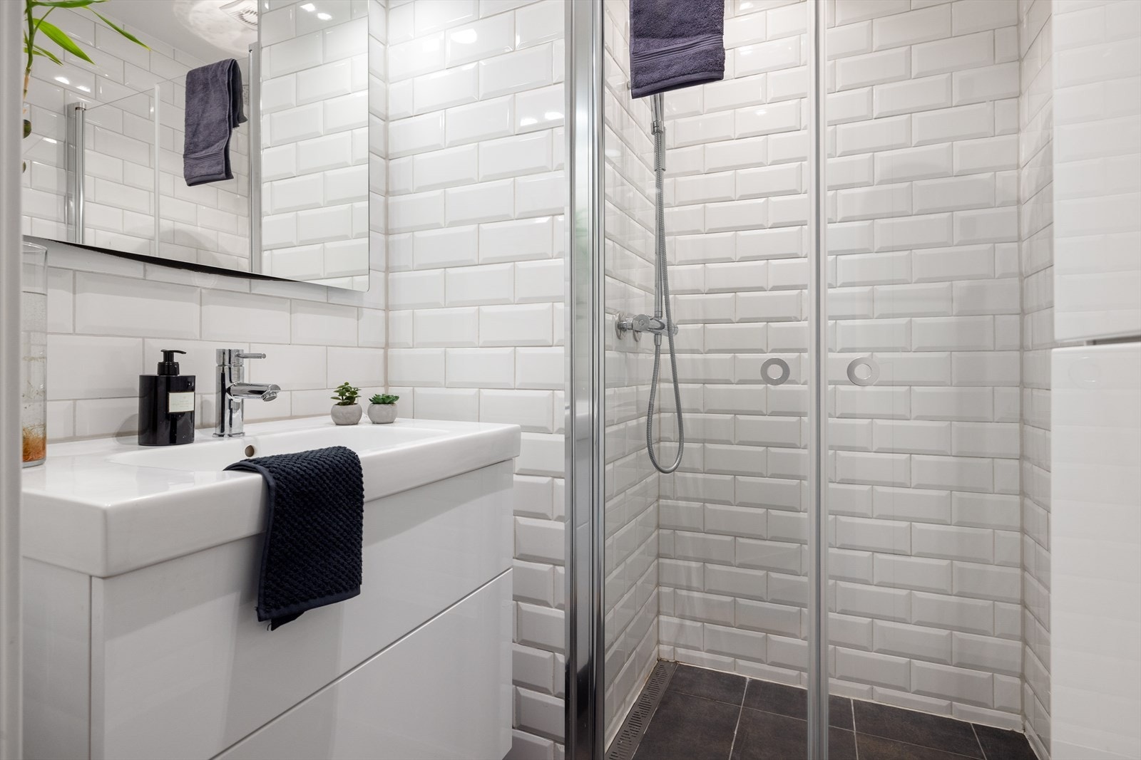 Lyst og flott baderom. Galleribilde