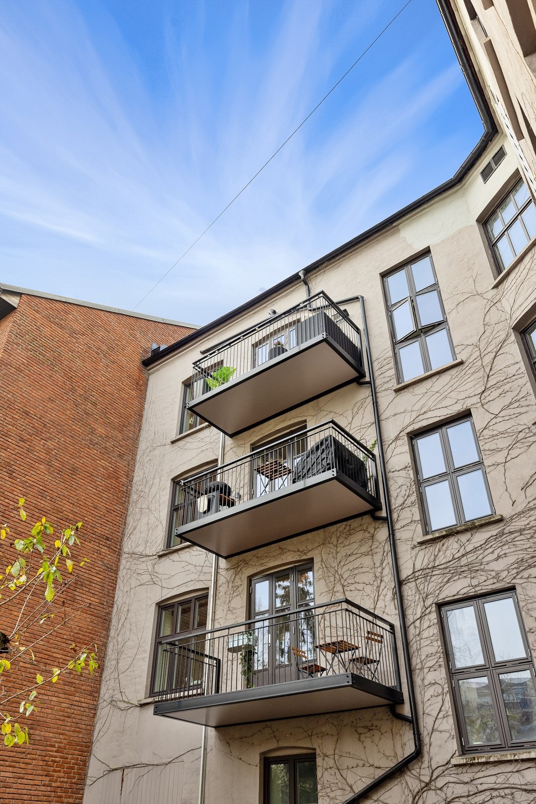 Leilighetens balkong er den øverste på bildet. Galleribilde