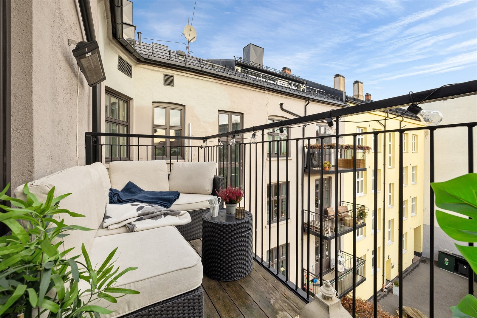 Balkongen er den øverste balkongen i bygget, og vender mot en rolig bakgård. Galleribilde