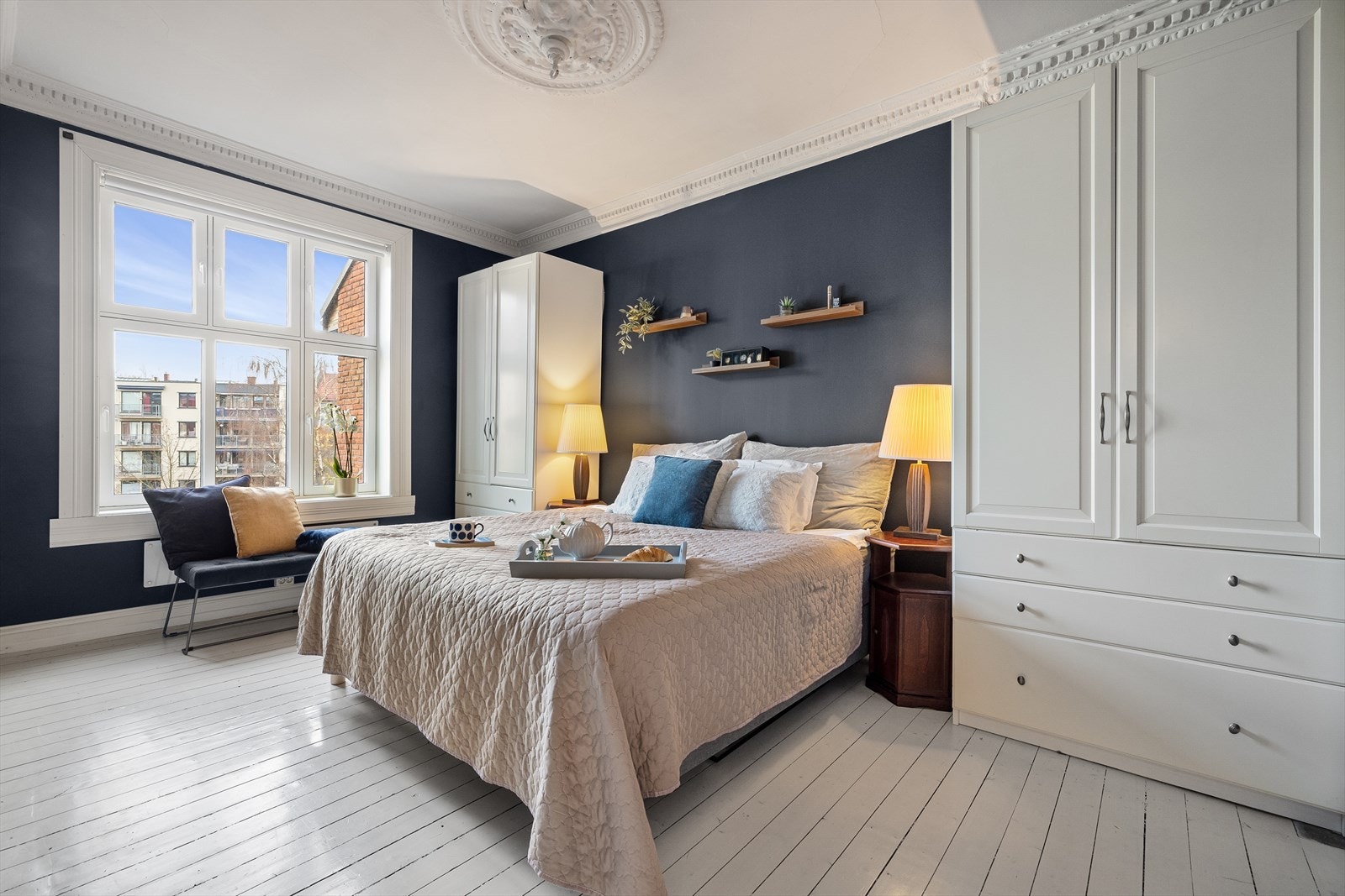 Leiligheten har ett stort hovedsoverom som vender mot den rolige bakgården. Galleribilde