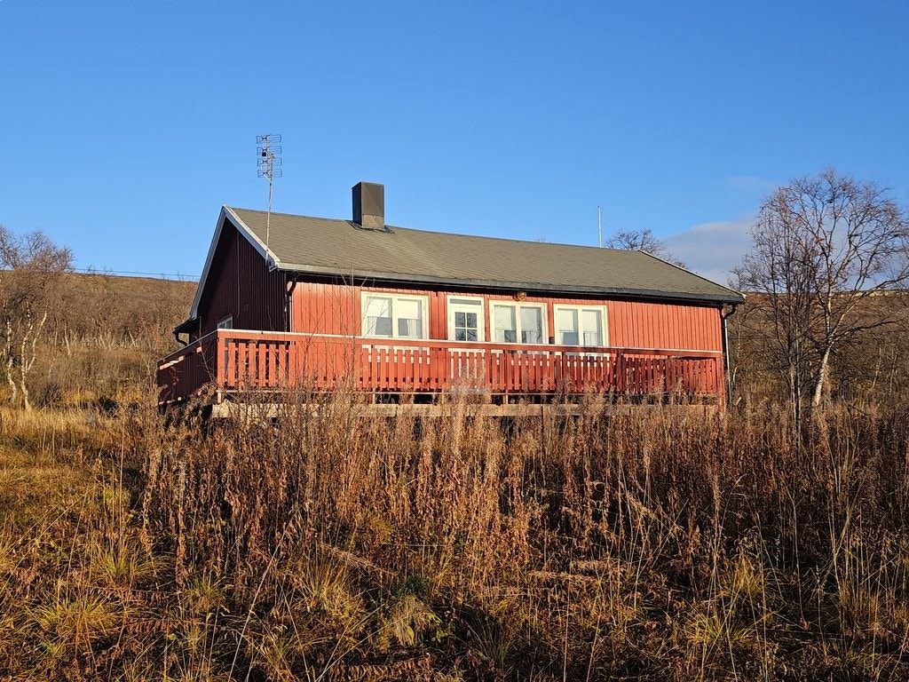 Velkommen til denne trivelige hytta i Kariel, ca. 20 km fra Vadsø Galleribilde