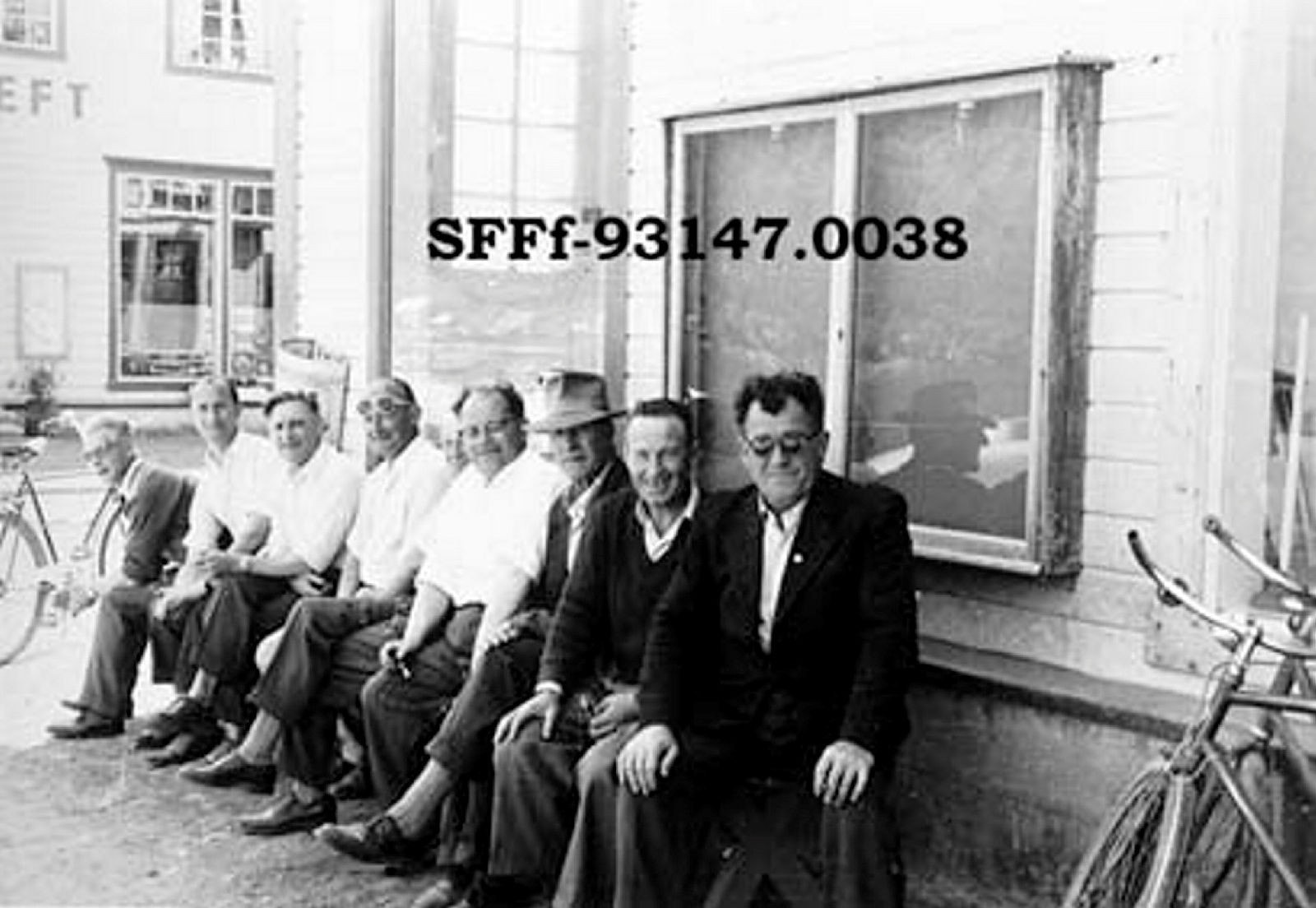 Gjengen på Øyri, ca. 1960.
Med ryggen til nr. 31
Webarkiv for foto, Fylkesarkivet i Vestland Galleribilde