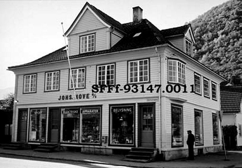 Johs. Hove-butikken i Vik. Dette huset bygde Johannes Hove i 1930. Det har vore mange slags aktivitetar i dette huset, deriblant fleire butikkar. Reidar Hove hadde elektrisk forretning her, og i dag, i 1995, er det trykkeri i 1. etasje og bustad i 2. etas Galleribilde