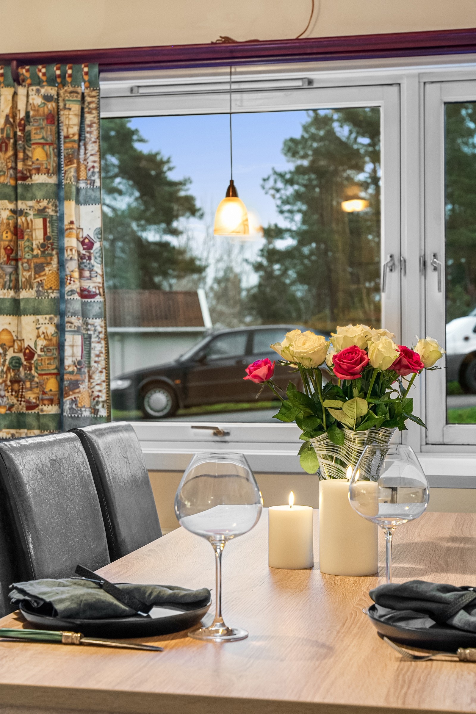 Rommet får godt med naturlig lysinnslipp fra store vindusflater. Galleribilde