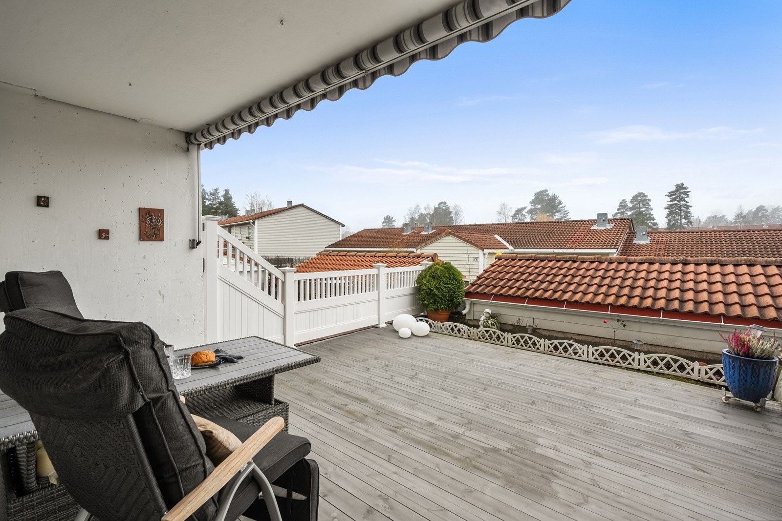 Fra stuen er det utgang til en sydvestvendt terrasse med et romslig areal på ca. 25 kvm. Galleribilde