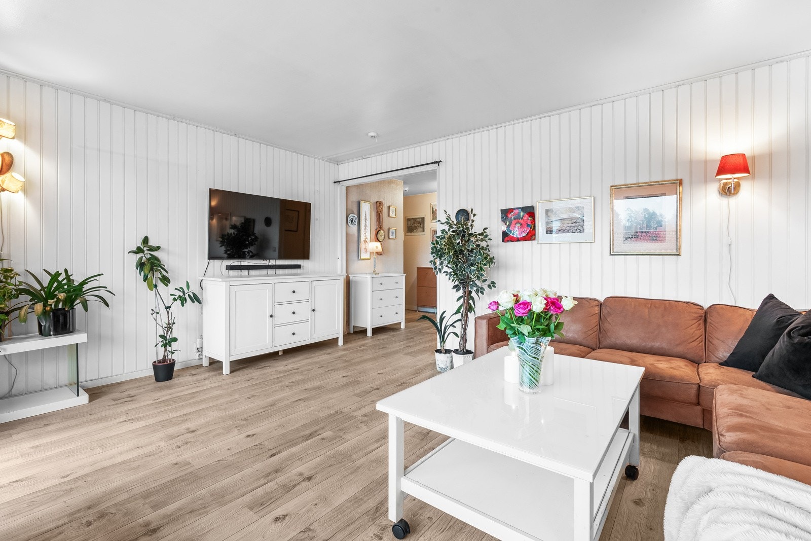 Både fyring (oppvarming) og varmtvann er inkl. i de månedlige felleskostnadene. Både fyring og varmtvann er a-konto. Galleribilde