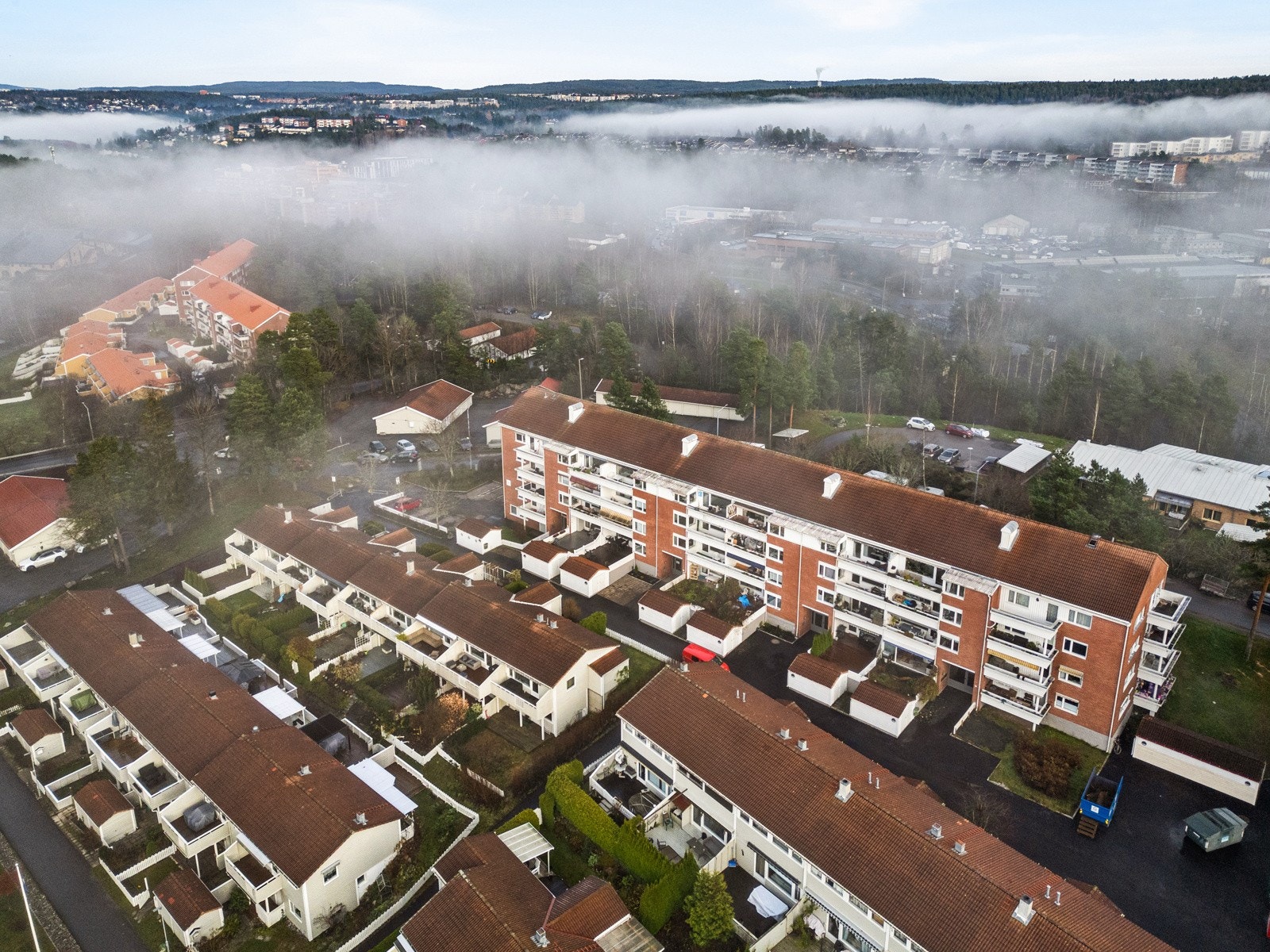 Det er ca. 100 parkeringsplasser som er rullerende. Borettslaget har10 stk. ladere spredt rundt hvor man kan lade til selvkost. Det foreligger planer om å montere flere ladere etter hvert. Galleribilde