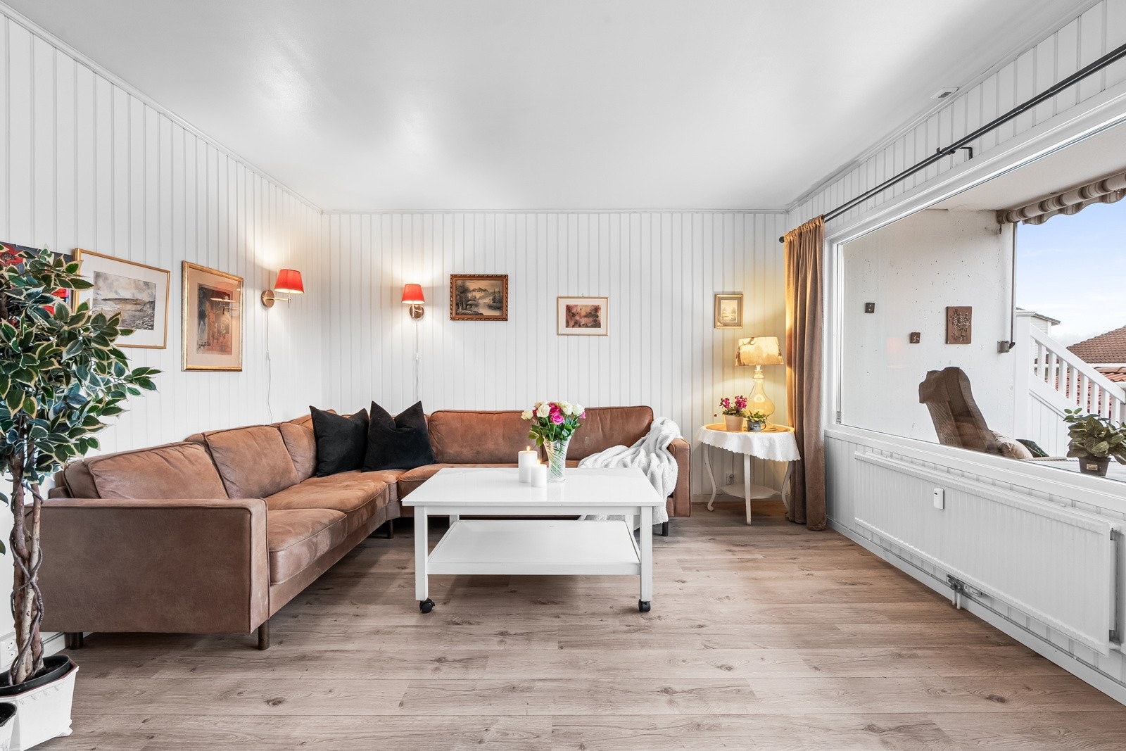 Stuen har god plass å innredes med sofagruppe og tv-løsning. Grunnpakke kabel-tv og bredbånd er inkl. i felleskostnadene. Galleribilde