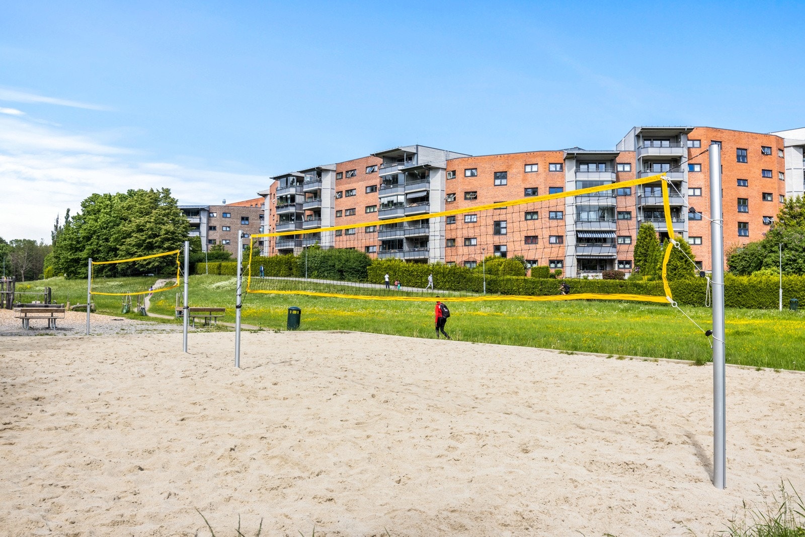 Holmlia park er en koselig park i nærområdet. Her er det bla. flere volleyball-baner. Galleribilde
