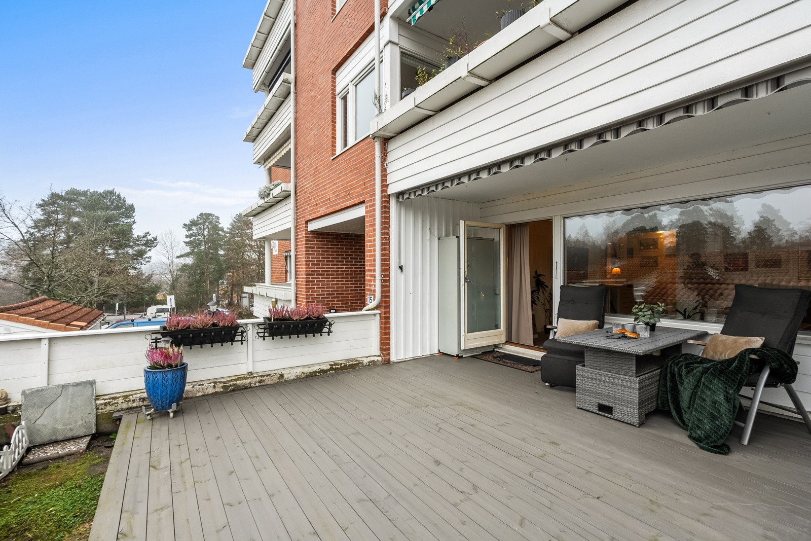 Terrassen ble bygget i 2012 og terrassebordene ble byttet i 2020. Markisen var ny rundt 2015. Galleribilde