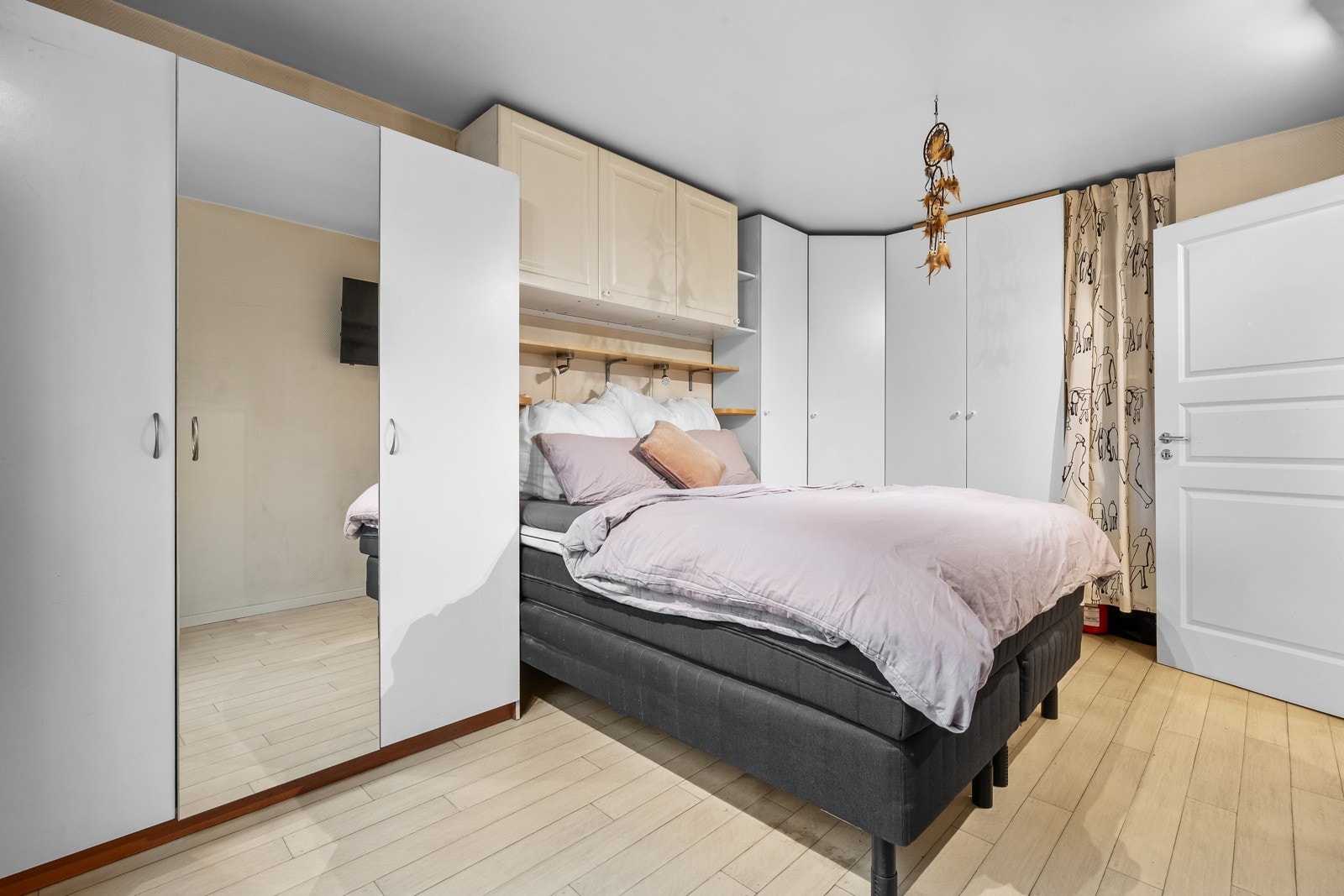 Skapene er montert rundt en sengeplass med rom for dobbeltseng. Galleribilde