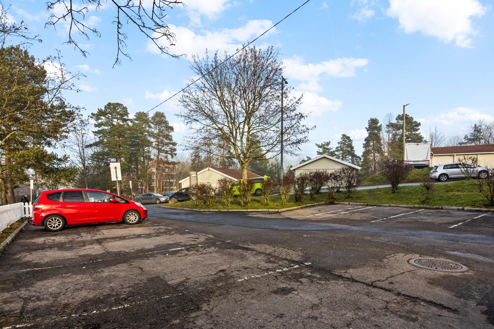 Gjester kan parkere på alle felles parkeringsplasser, men må innen 20 minutter registreres i borettslagets webside/app for gjesteparkering av beboer de skal besøke. Gjester kan da parkere i 3 døgn. Galleribilde