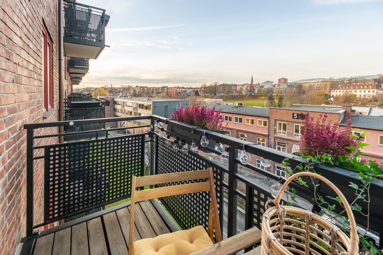 Balkongen vender mot nordvest, som betyr at du får sol fra ca. 16:30 til solnedgang på sommeren. Galleribilde