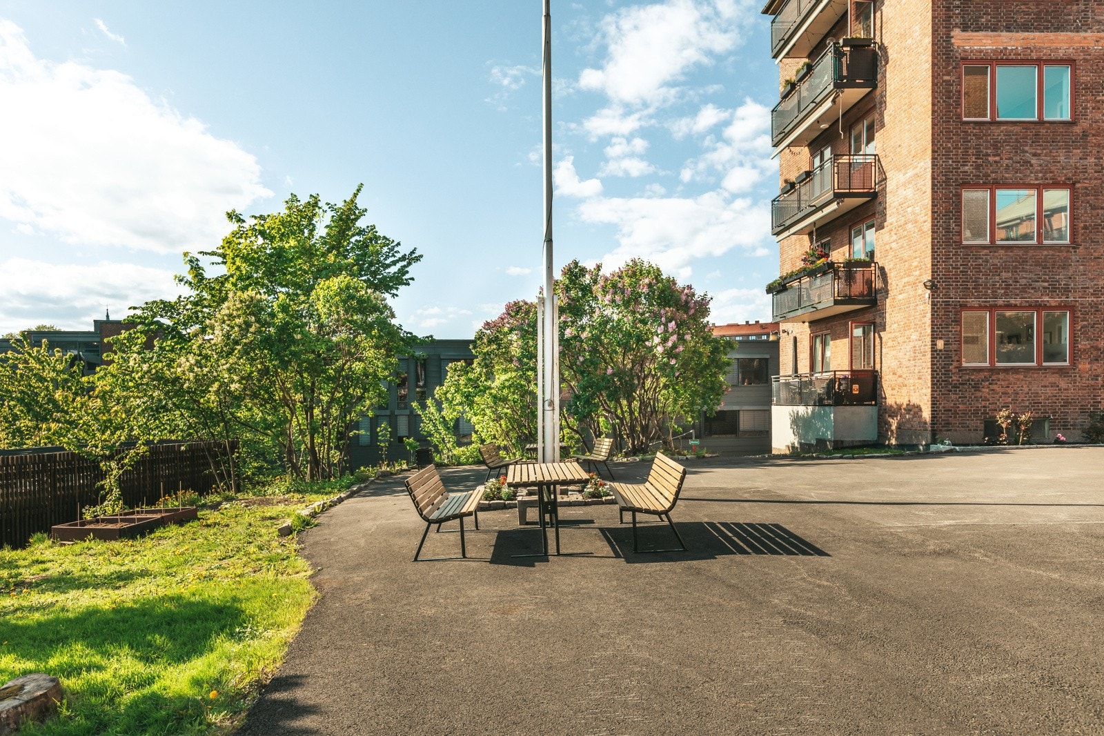 Det er fine grøntområder rett utenfor til glede for både store og små. Galleribilde