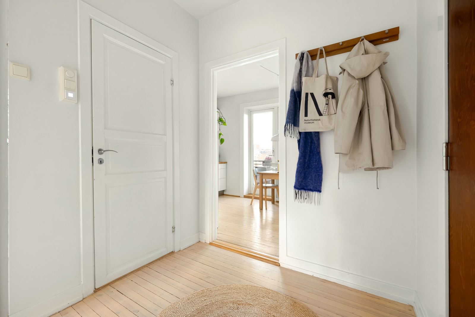 Entreen binder de øvrige rommene fint sammen. Vi minner om at boligen også disponerer to boder: en på loftet og en i kjelleren. Galleribilde