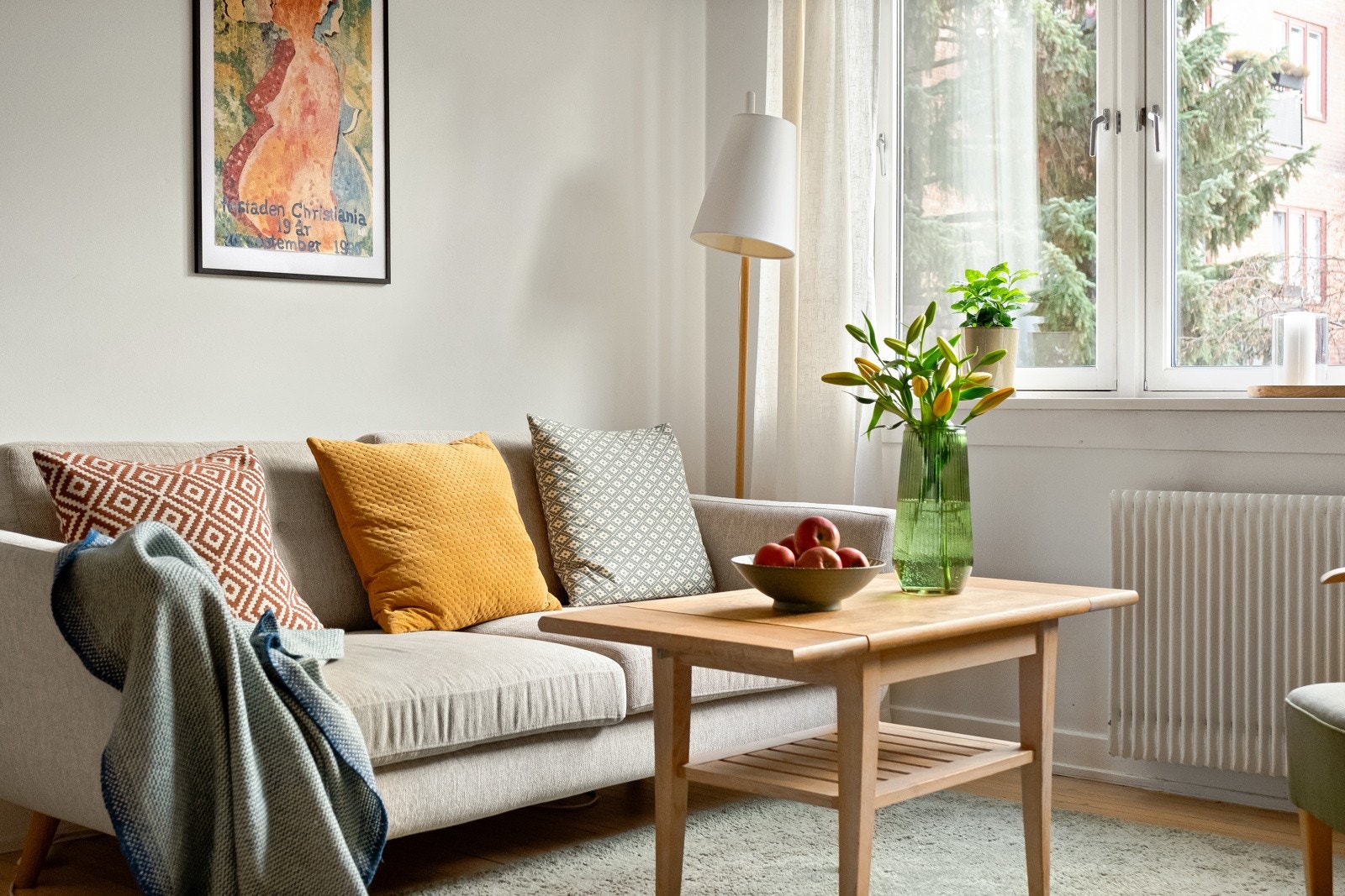 De store vindusflatene slipper herlig dagslys inn i stuen. Galleribilde