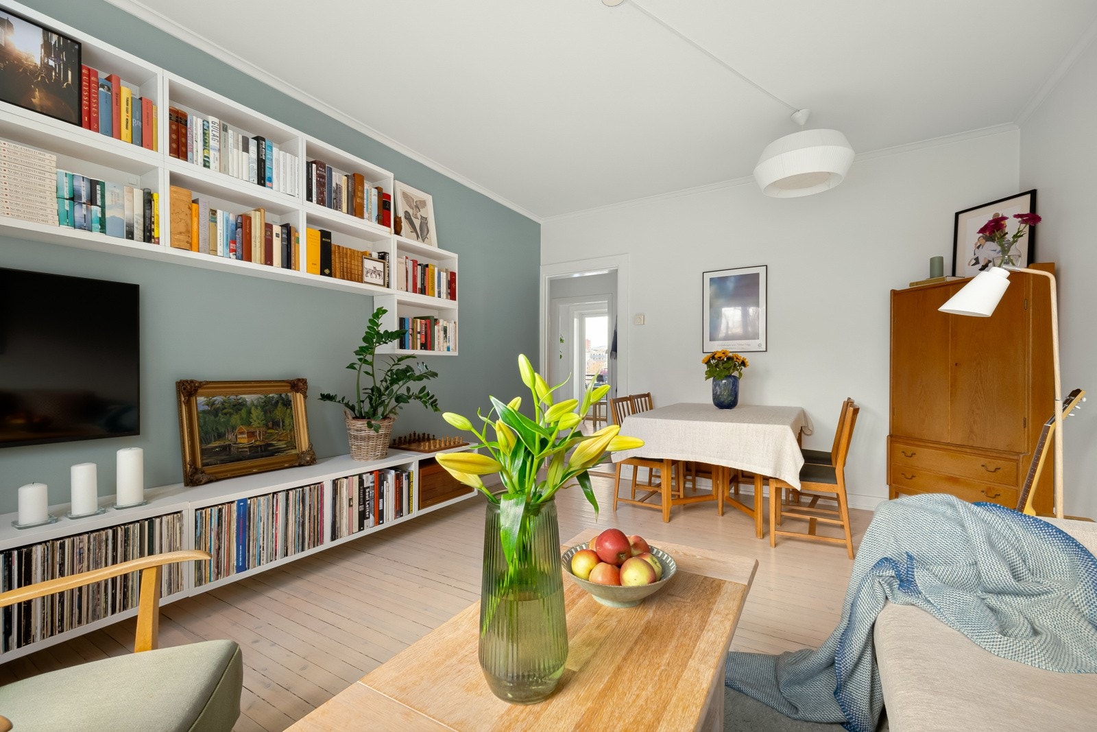 Legg også merke til de nydelige, originale tregulvene som er gjennomgående for samtlige rom. Med unntak av badet, naturligvis. Galleribilde