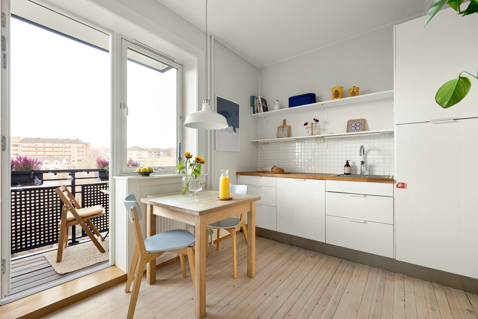 Innredningen er av tidløs utførelse, med hvite, slette fronter og benkeplater i heltre. Galleribilde