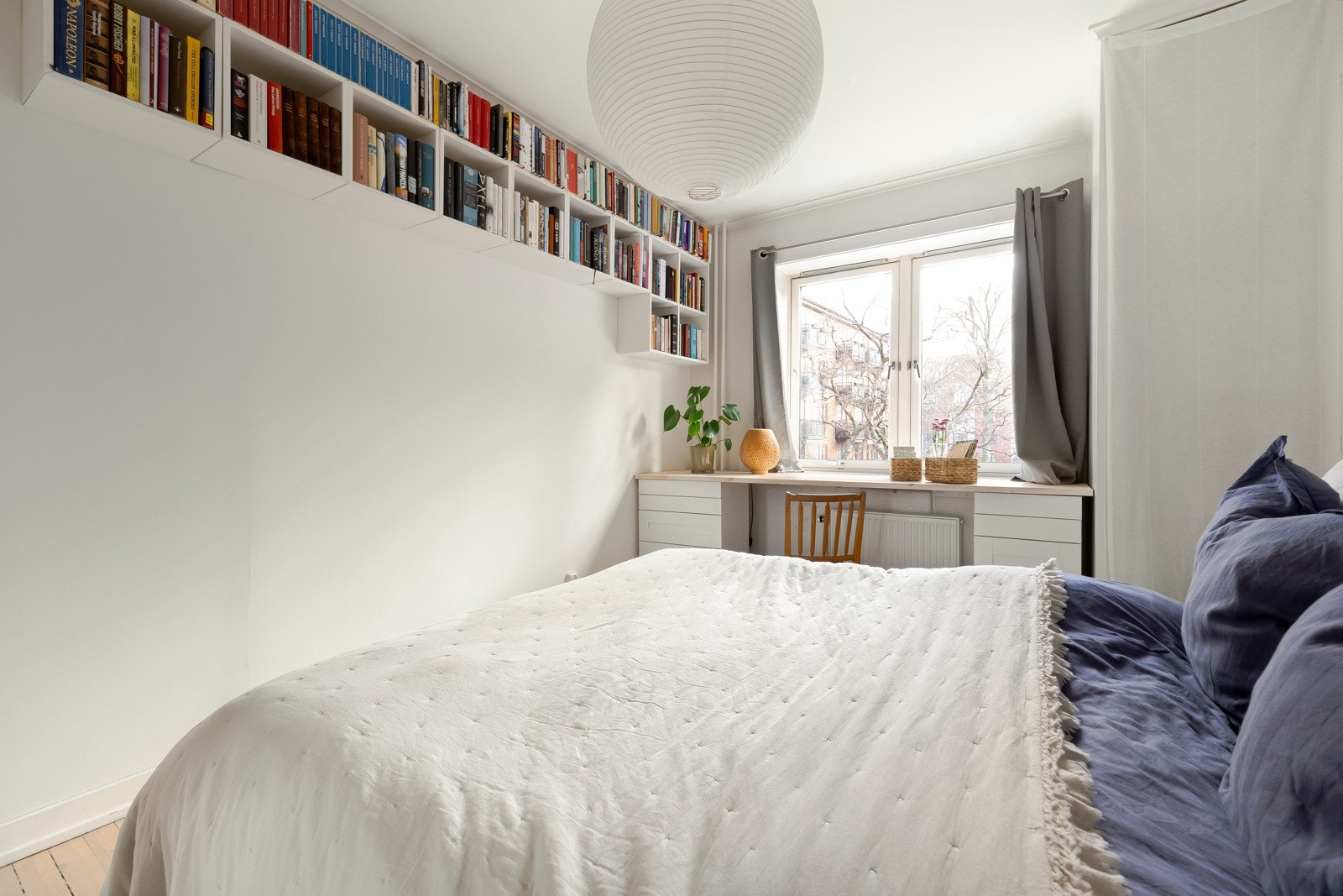 Her er det svært god plass til dobbeltseng med nattbord, hjemmekontor og garderobeskap. Galleribilde